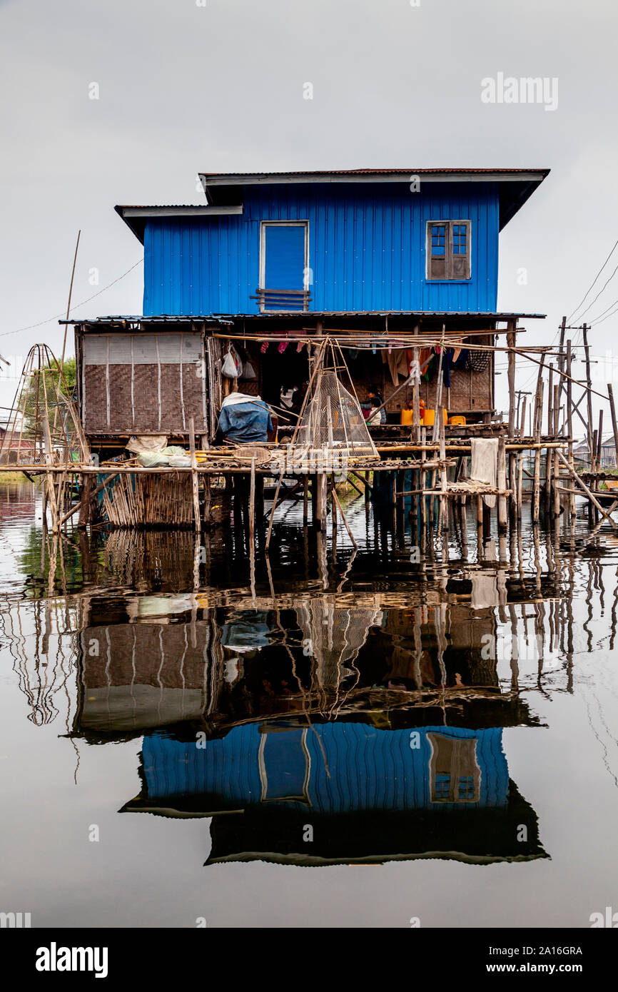 Typisches Haus auf Stelzen, nampan Village, Lake Inle, Shan Staat, Myanmar. Stockfoto
