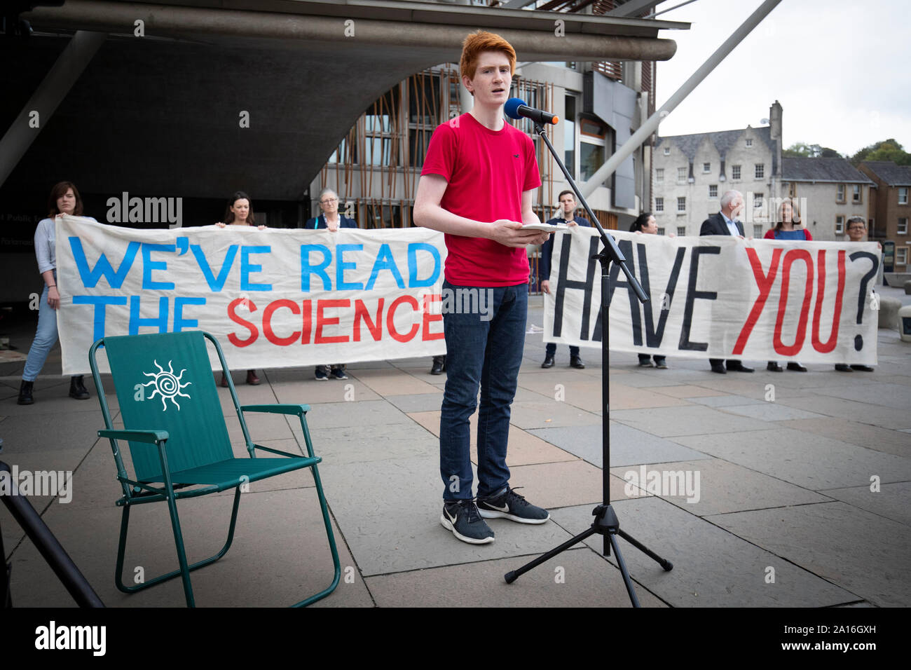 Sandy Boyd, der schottischen Jugend Klima Streik, außerhalb des schottischen Parlaments in Edinburgh vor MSPs Ihre endgültige Abstimmung über Schottland's neue Klimawandel Bill Casting. Boyd lesen Sie die Sehenswürdigkeiten UN-IPCC-Sonderbericht über 1.5C, die besagt, dass Maßnahmen dringend muss innerhalb der nächsten zehn Jahre erhöhen. Stockfoto