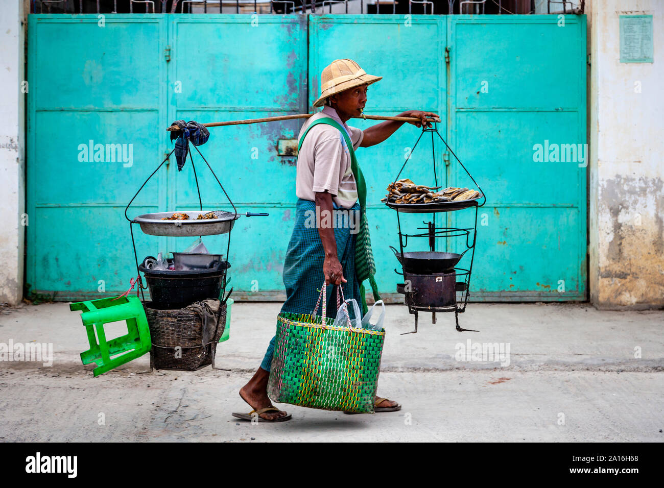 Eine burmesische Street Hersteller unterwegs, Nyaung Shwe See Inle, Shan Staat, Myanmar Stockfoto
