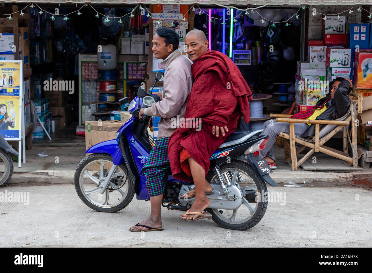 Ein buddhistischer Mönch auf dem Rücken eines Motorrades, Nyaung Shwe See Inle, Shan Staat, Myanmar Stockfoto