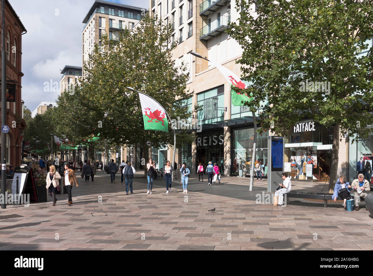 Dh die Hayes CARDIFF WALES Menschen in city center Square Stockfoto