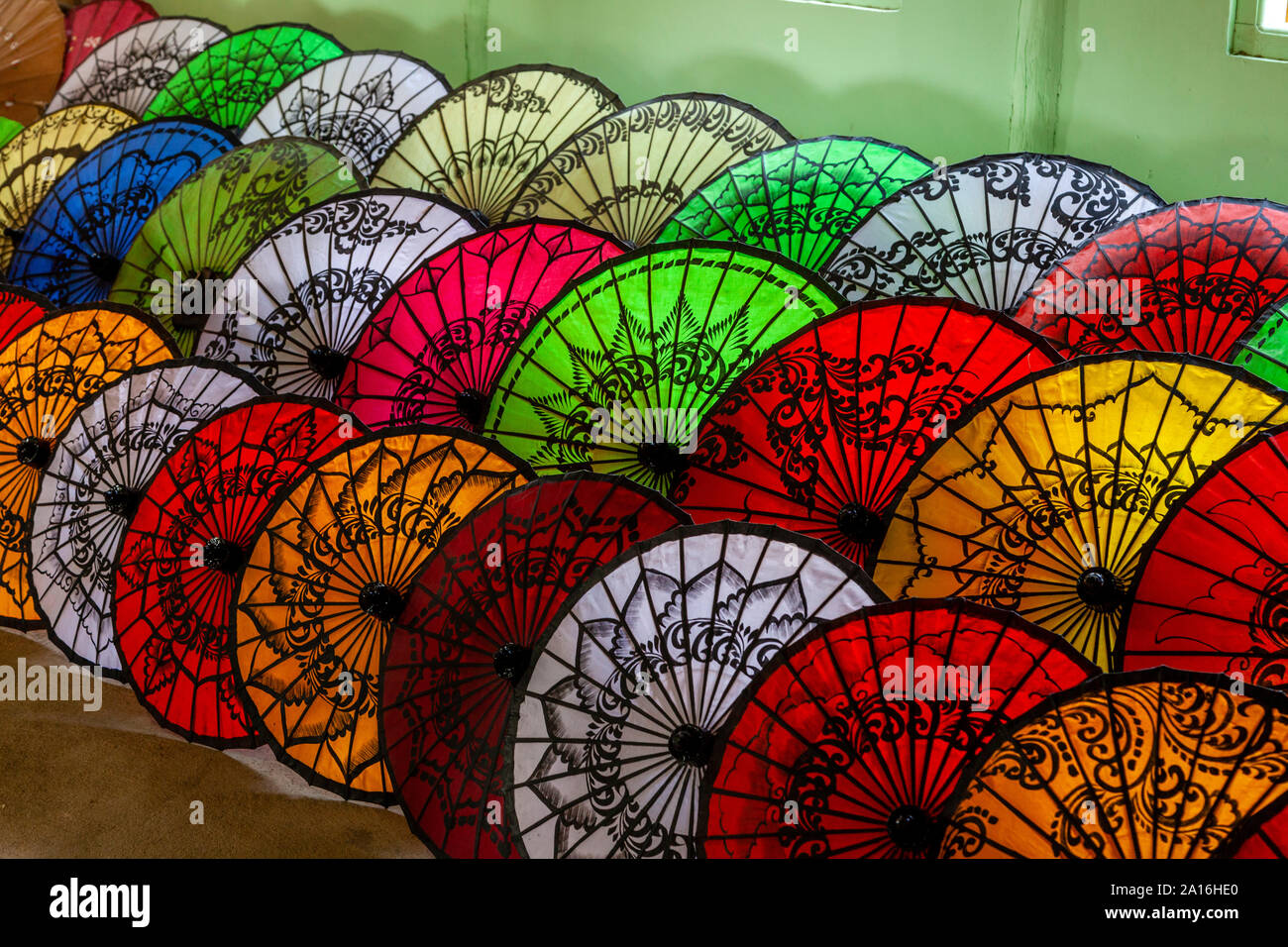 Bunte handgemachte Sonnenschirme für Verkauf, See Inle, Shan Staat, Myanmar Stockfoto