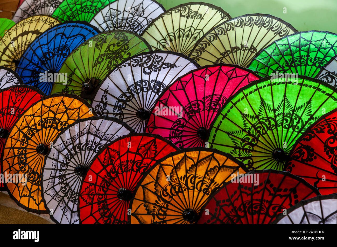 Bunte handgemachte Sonnenschirme für Verkauf, See Inle, Shan Staat, Myanmar Stockfoto