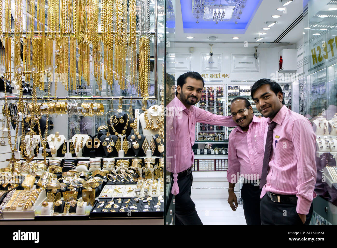 DUBAI - Schmuck Shop Verkäufer sind posieren für die Kamera, die im Gold Souk. Stockfoto