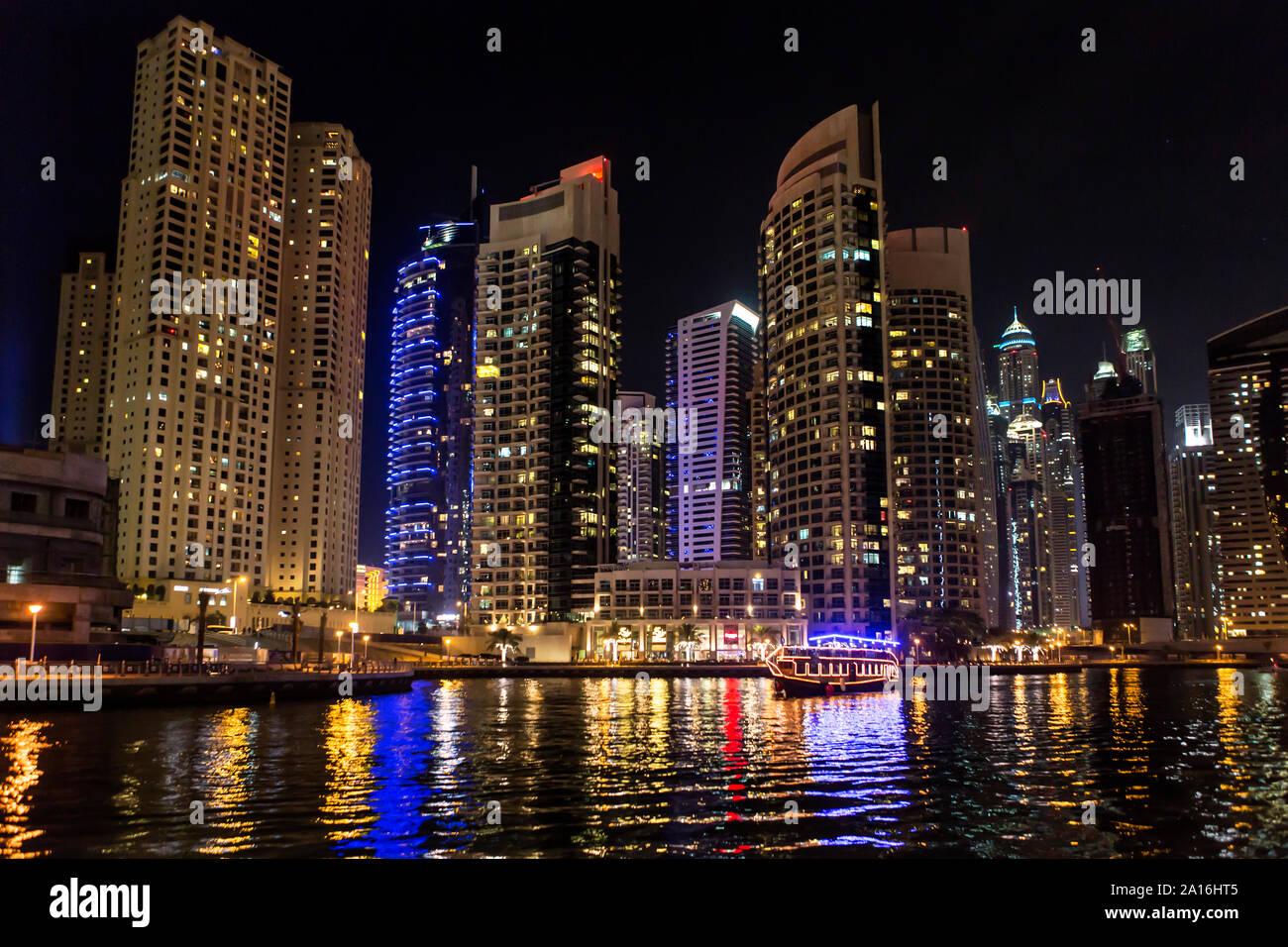 DUBAI - Nacht Blick auf den Jachthafen von Dubai Skyline. Stockfoto