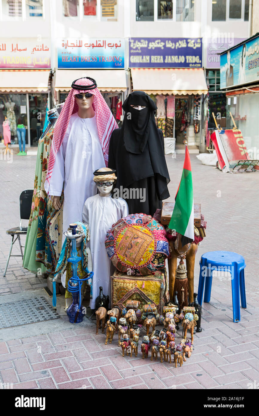 DUBAI - Traditionelle arabische Kleidung und Souvenirs auf der Anzeige vor einem Geschäft im Souk. Stockfoto