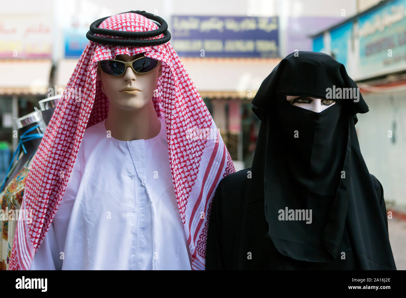 DUBAI - Traditionelle arabische Kleidung auf dem Display vor einem Geschäft im Souk. Stockfoto