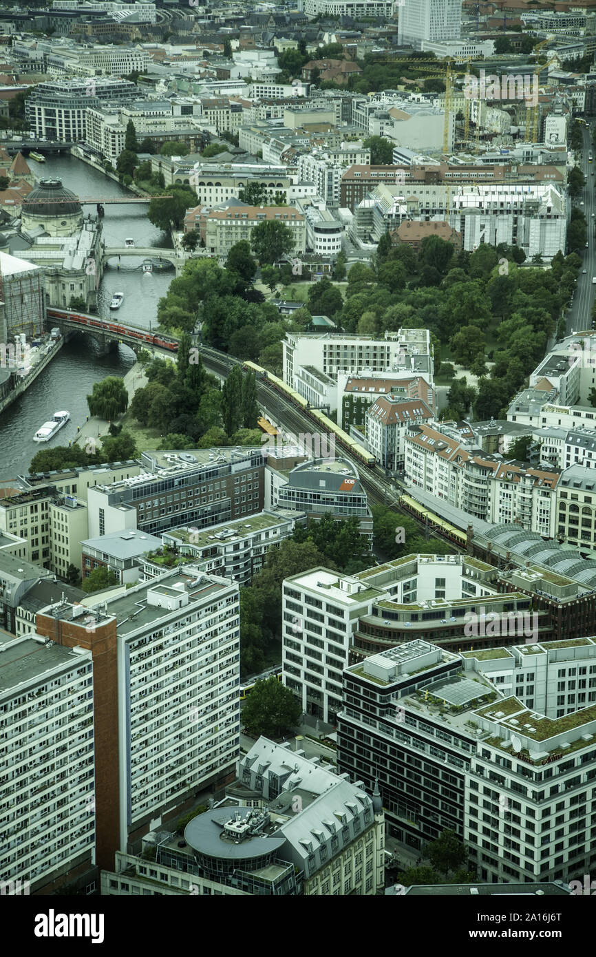 BERLIN, DEUTSCHLAND - 08. SEPTEMBER 2019: Panoromic Luftaufnahme des Berliner Skyline mit berühmten Fernsehturm Stockfoto