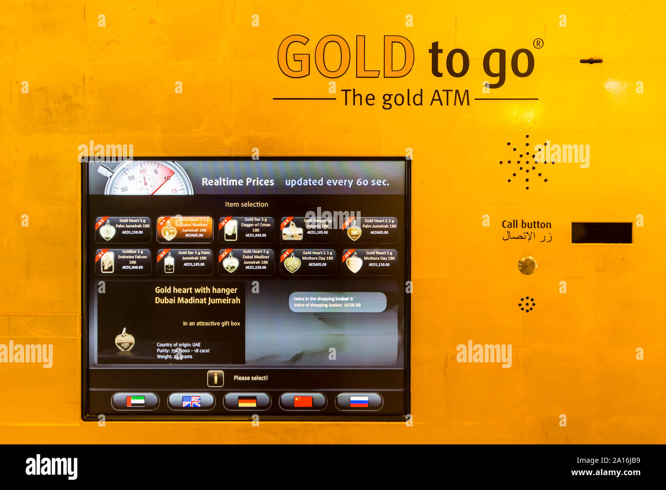 DUBAI - goldener Schmuck zum Verkauf eines Geldautomaten innerhalb des Atlantis Hotel auf der Palm Jumeirah. Stockfoto