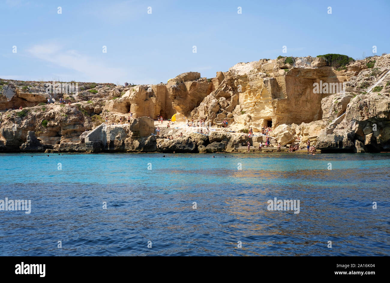 Favignana Insel, Sizilien Italien. Bue Marino Strand während der Sommersaison. Blick vom Meer Stockfoto