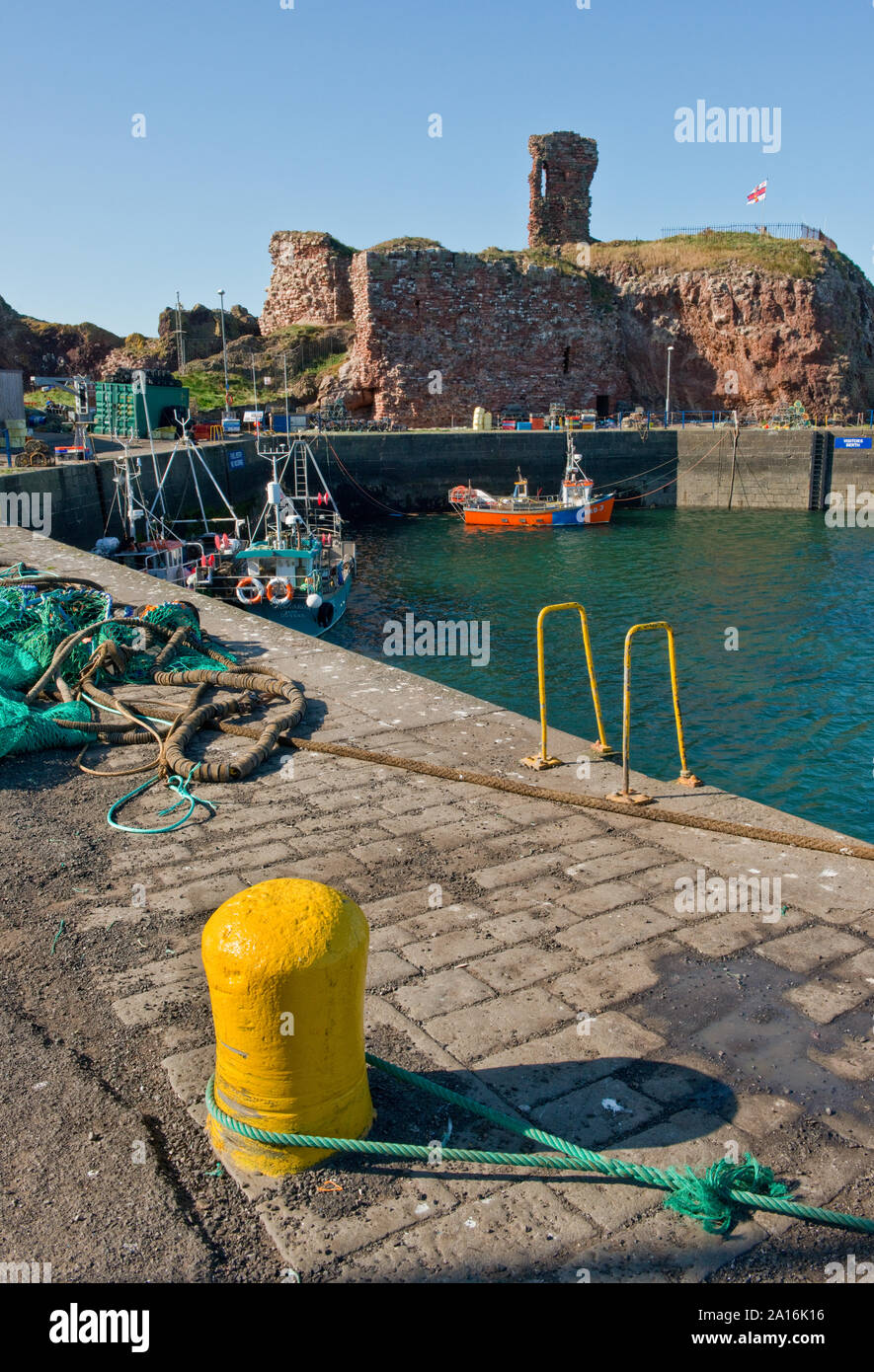 Angeln Boote in der Nähe von Dunbar Castle im Victoria Harbour, Dunbar. Schottland Stockfoto