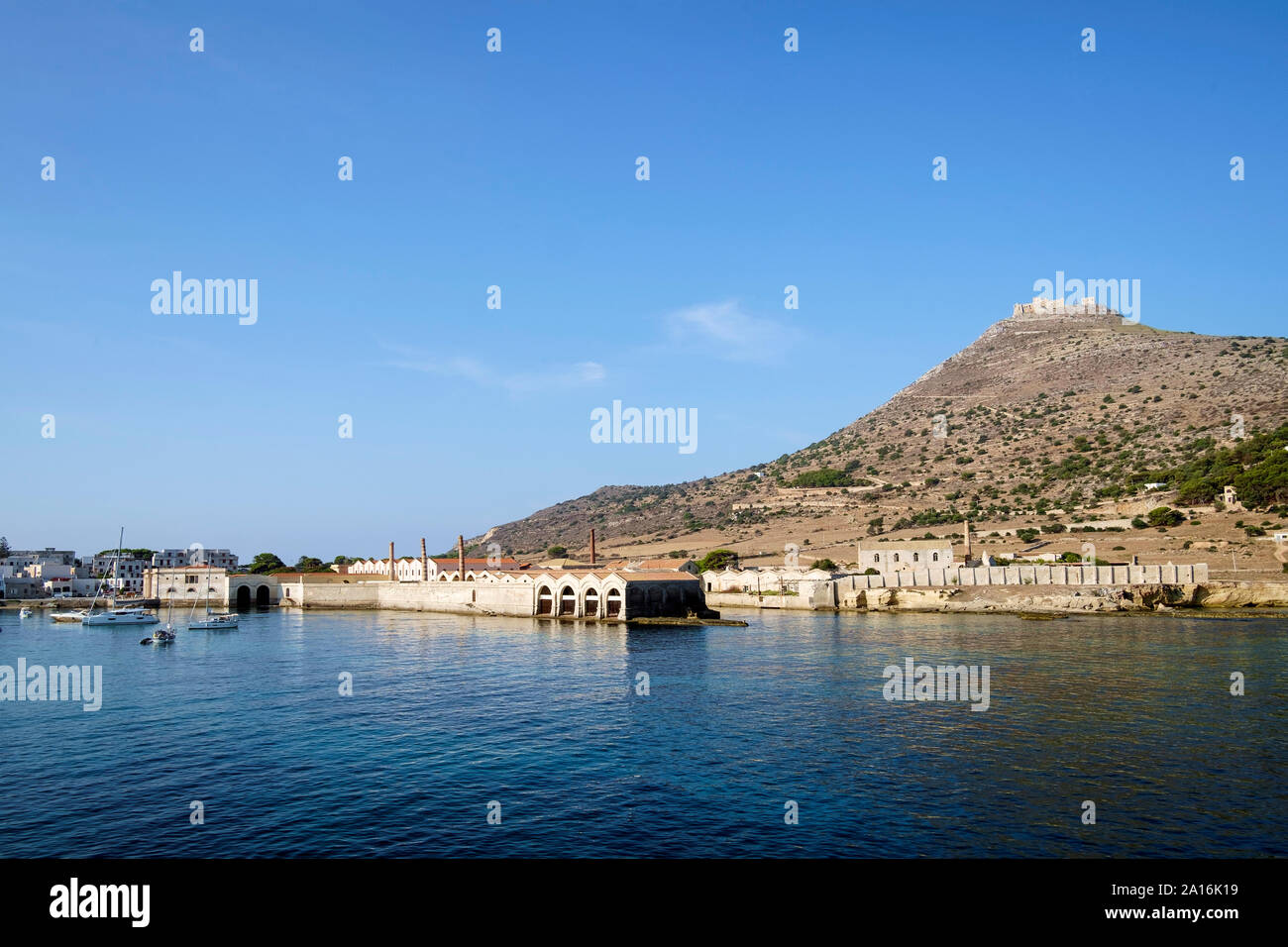 Insel Favignana Egadi, Sizilien, Italien, August 2019. Blick auf das Dorf und den Hafen mit alten Florio Fabrikanlage Stockfoto