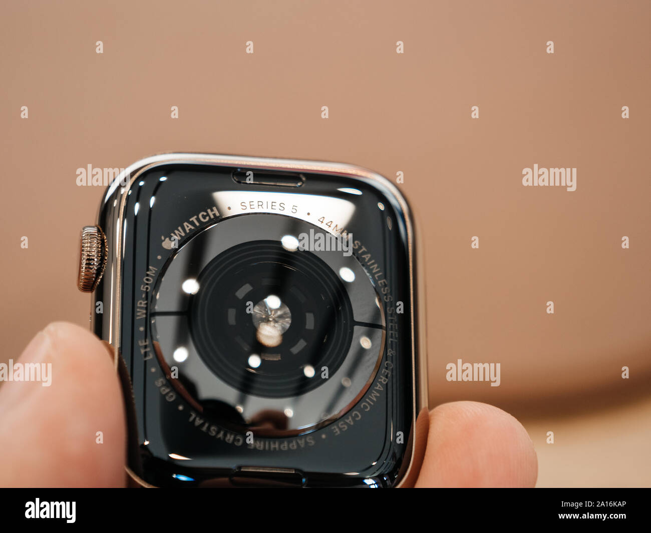 Paris, Frankreich, 20.September 2019: Extreme Makro Nahaufnahme der neuen hinteren Saphirglas, gps, lte und Wasserdicht bis 50 m - wearable Apple Watch Serie 5 Stockfoto
