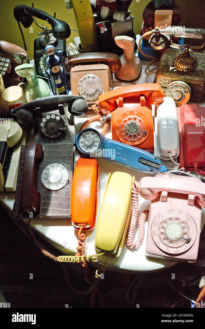 Richard Ricky Boscarino amerikanischen Multimedia Künstler Luna Parc Sandyston, NJ 07827 USA. Sammlung von alten Rotary Telefone in hellen Farben gestapelt Stockfoto