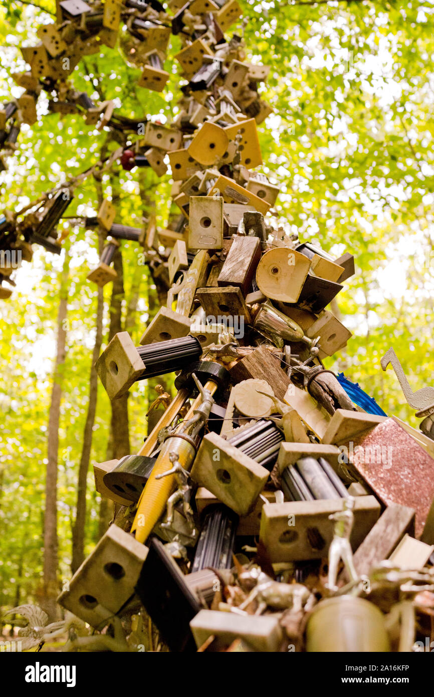 Richard Ricky Boscarino's Home. Er ist ein amerikanischer Multimedia Künstler. Luna Parc, Sandyston, NJ 07827 USA. Stapel von Trophy Skulptur. Niedrige Kamerawinkel Stockfoto