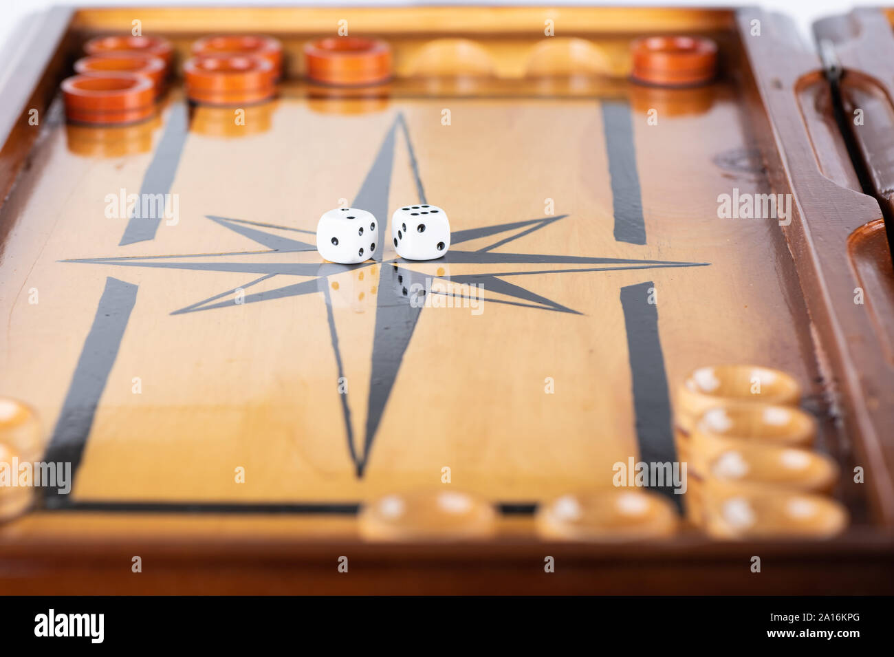 Würfel und Spielsteine auf dem Spielbrett. Close Up. Stockfoto