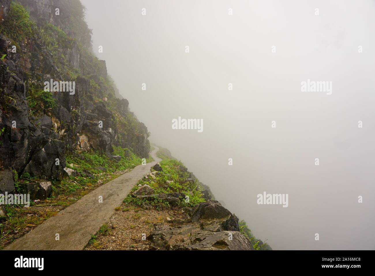 Der Sky Walk Trail an einem regnerischen Tag in der Ha Giang Loop, Ha Giang, Vietnem. Stockfoto