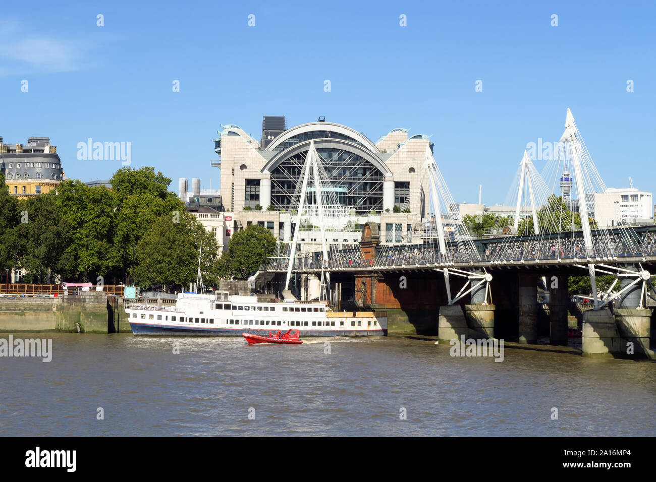 RS Hispaniola, ein Restaurant Schiff am Nordufer der Themse in London mit Charing Cross Station im Hintergrund Stockfoto