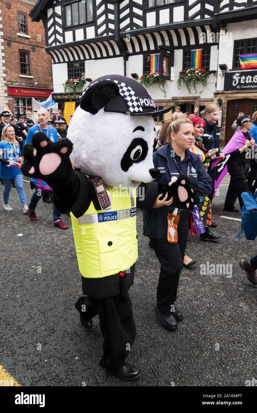 Cheshire Polizei panda Zeichen an der 2019 Chester Pride Festival Stockfoto