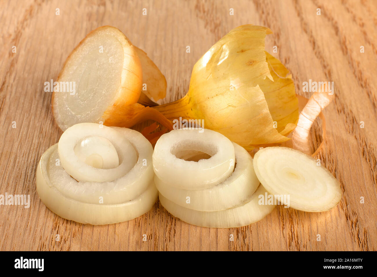 Frisch geschnittene Zwiebeln auf Holz- Hintergrund, Nahaufnahme Stockfoto