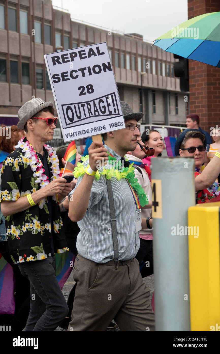 Ein Mann Rauchen einer Pfeife mit einem Schild, Aufhebung § 28 Empörung über die 2019 Chester Pride Festival Stockfoto