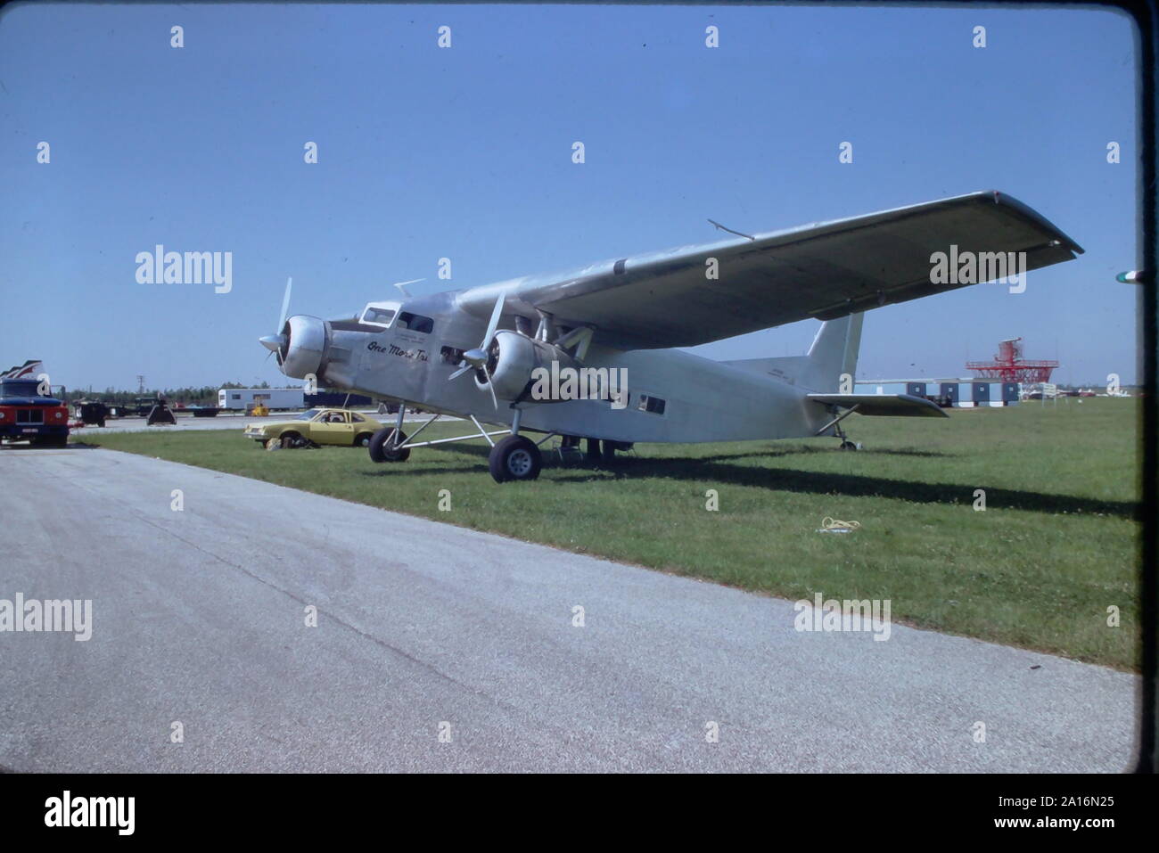 Frühe Ford Tri-Motor, einem Zeitalter Airliner 1930 an der Schwelle zum goldenen Zeitalter der Flugreisen. Zunächst das Rückgrad der Flugreisen, das Aufkommen der Douglas DC-3 die Tri-Motor aus, um zu weiden. Dieses Flugzeug wurde am 1978 Atlantic City TransFair 78 gesehen. Beachten Sie auch die späten 1970er Ford Pinto neben der Ebene geparkt. Stockfoto