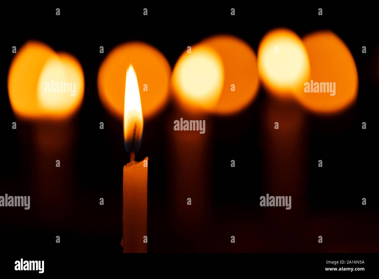 Selektiver Fokus einer schönen Kerze leuchten bei Diwali Festival mit anderen Kerzen erzeugen Licht bokeh Hintergrund auf Dhanteras. Stock phot Stockfoto