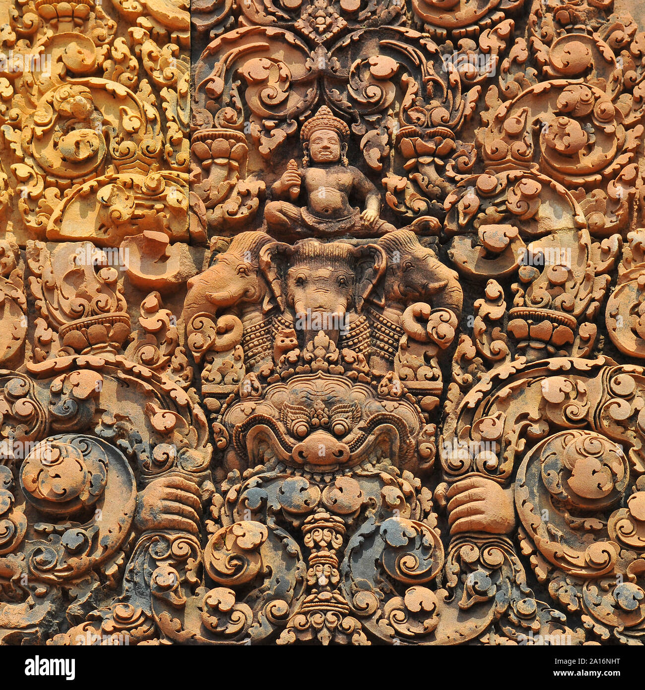 Ein Detail der Flachrelief Architektur in Banteay Srei Tempel mit hinduistischen Gottes Indra auf Elefanten im Angkor, Kambodscha. Stockfoto