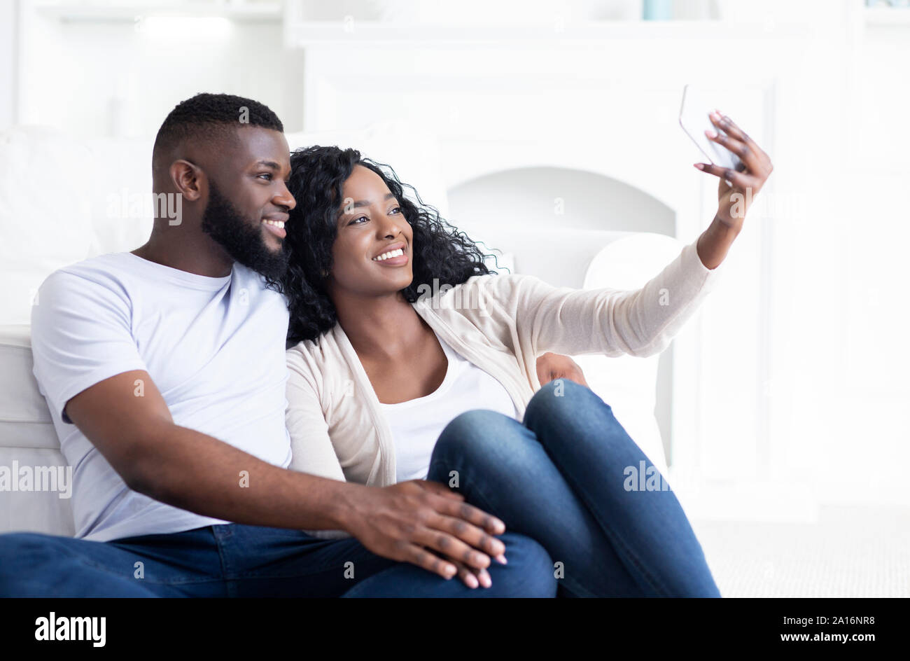 Afrikanische amerikanische Paar selbst aufnehmen - Foto in sozialen Netzwerken zu veröffentlichen Stockfoto