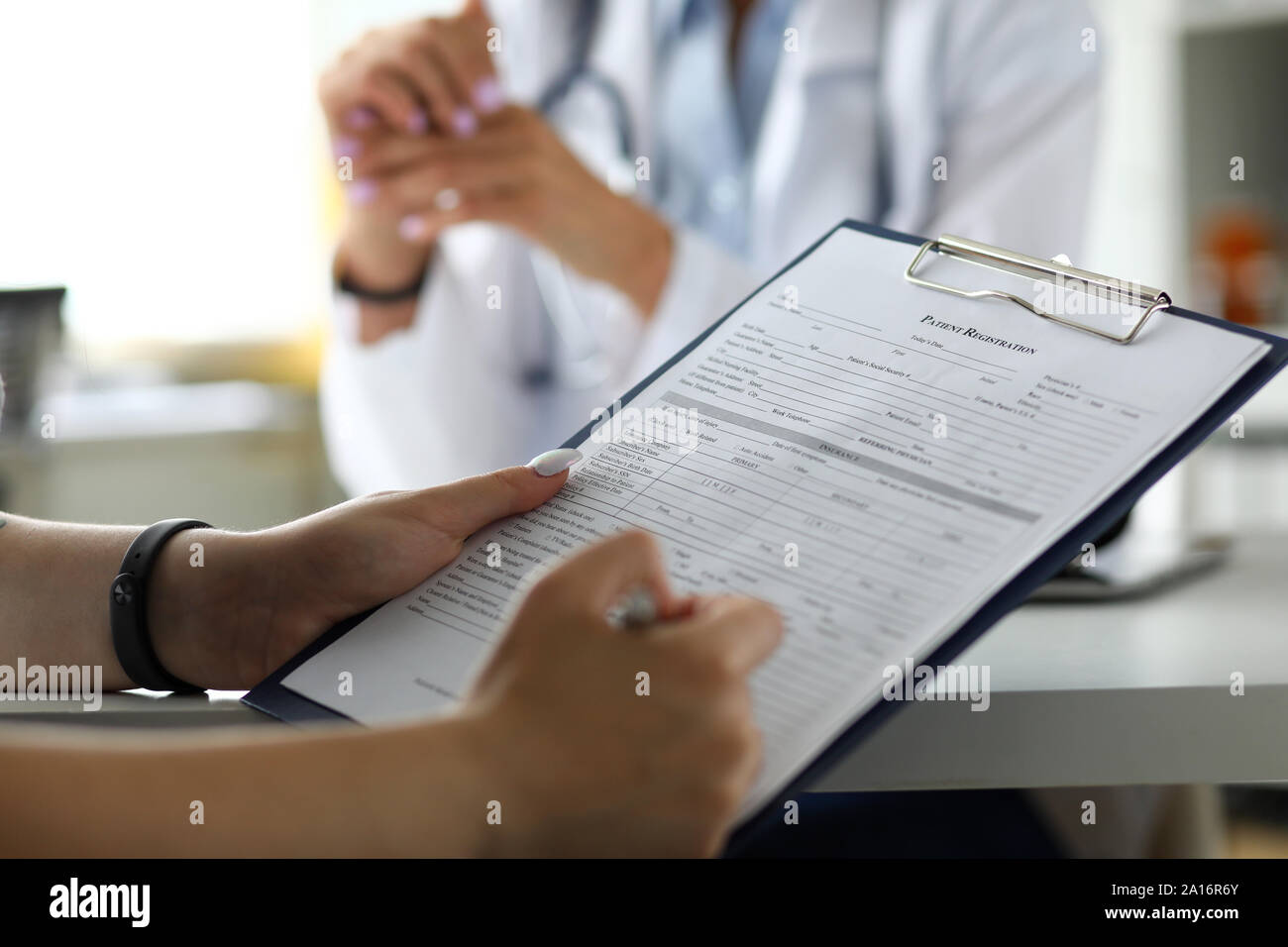 Weibliche Besucher ausfüllen Medizin Dokumente Stockfoto