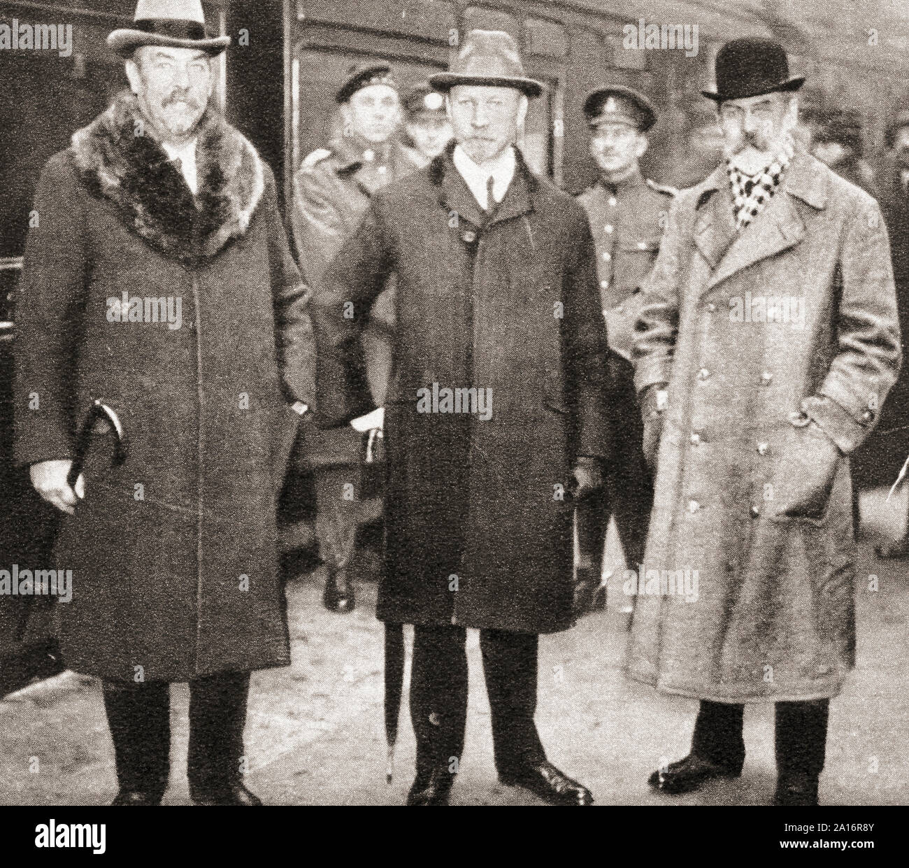 Allgemeine Botha, Links, General Smuts, Mitte und Sir Joseph Koch an der Pariser Friedenskonferenz 1919. Louis Botha, 1862 - 1919. Südafrikanischer Politiker und erster Premierminister der Union von Südafrika. Feldmarschall Jan Christiaan Smuts, 1870 - 1950. Südafrikanische Staatsmann, militärischen Führer, und Philosoph. Sir Joseph Koch, 1860 - 1947. Australische Politiker und sechsten Premierminister von Australien. Aus dem Festzug des Jahrhunderts, veröffentlicht 1934. Stockfoto