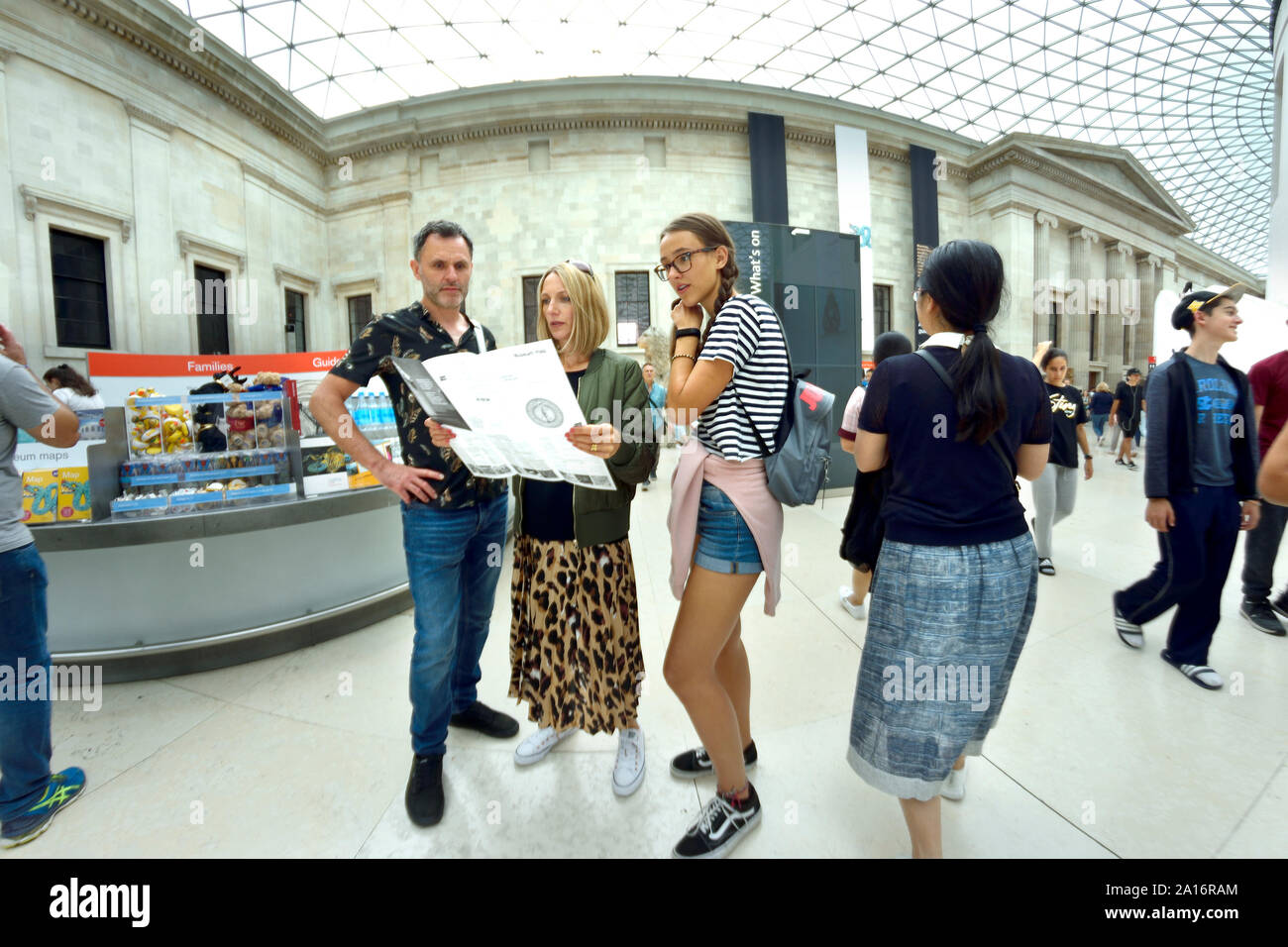 British Museum, Bloomsbury, London, England, UK. Besucher in den großen Hof, an einem Plan des Museums. Stockfoto