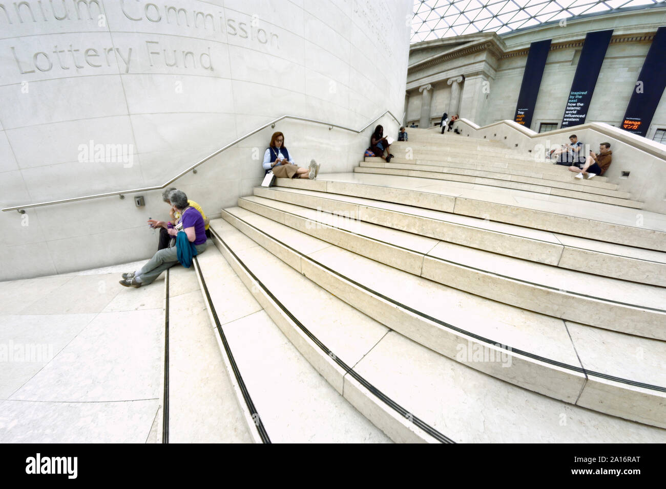 British Museum, Bloomsbury, London, England, UK. Menschen auf die Schritte, um den Lesesaal im großen Hof Stockfoto