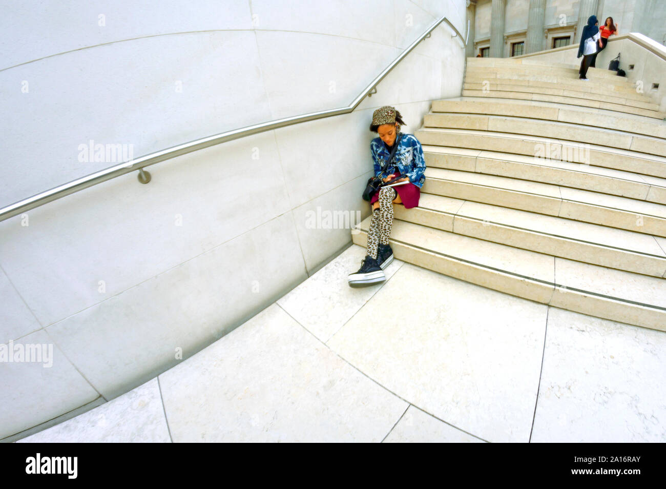 British Museum, Bloomsbury, London, England, UK. Menschen auf die Schritte, um den Lesesaal im großen Hof Stockfoto