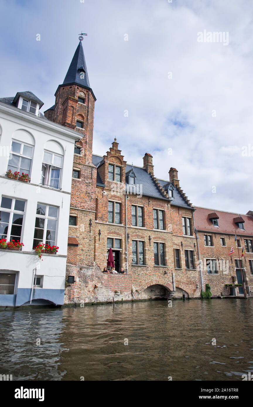 Ein Blick auf den Kanal von Gebäuden in der historischen Altstadt von Brügge, Belgien. Stockfoto