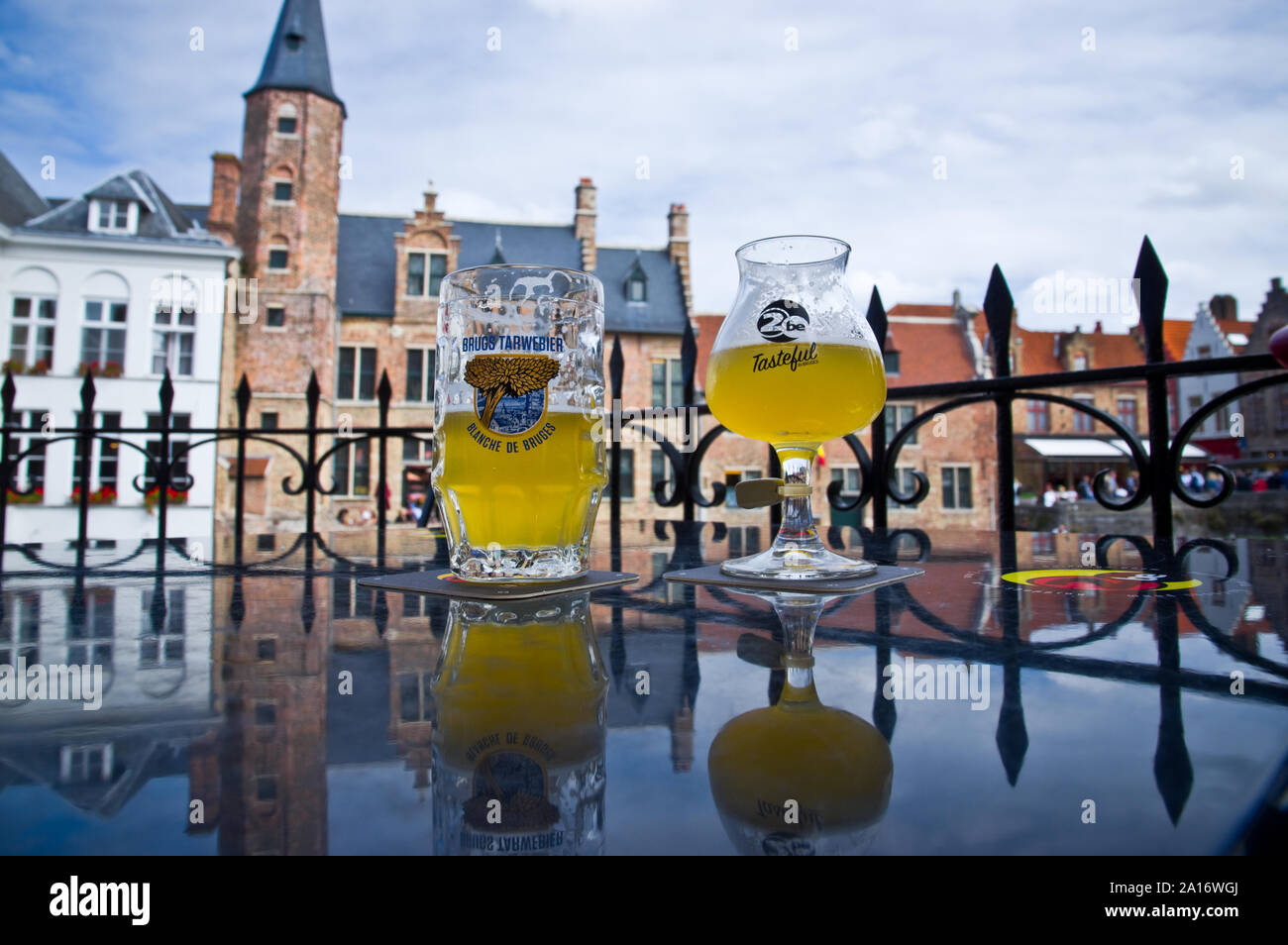 Zwei belgische Biere in Gläsern durch die glänzende Oberfläche reflektiert. Brügge, Belgien. Stockfoto