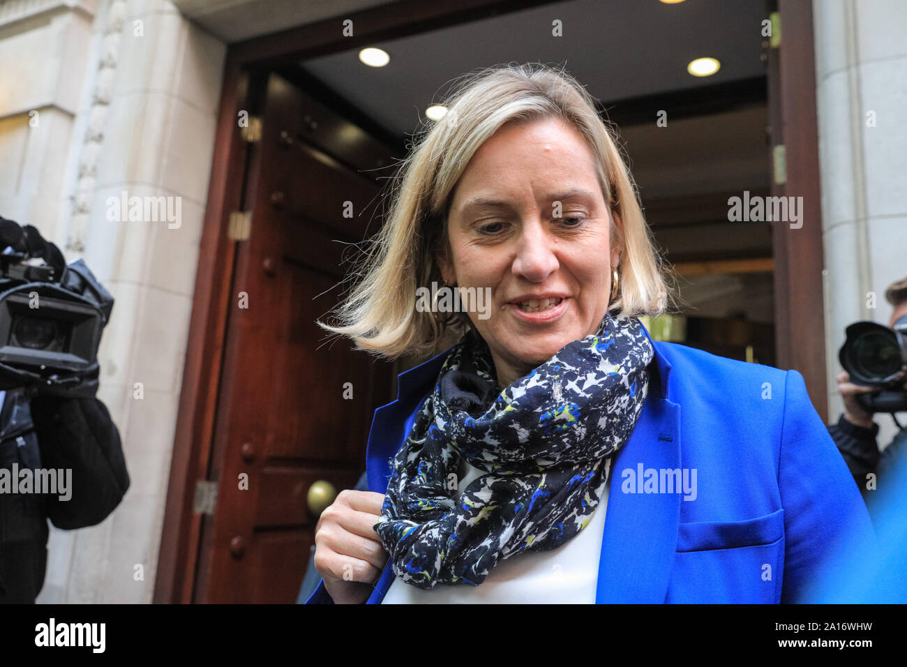 Westminster, London, UK, 24. Sep 2019. Amber Rudd, MP, Konservativ, ehemalige Minister, der vor kurzem zurückgetreten. Politiker und Kommentatoren aus allen Parteien sind in der hohen Nachfrage um Millbank, Studios, College Green und Gebäude auf dem heutigen Urteil zu kommentieren. Credit: Imageplotter/Alamy leben Nachrichten Stockfoto