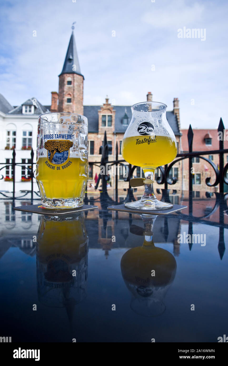 Zwei belgische Biere in Gläsern durch die glänzende Oberfläche reflektiert. Brügge, Belgien. Stockfoto