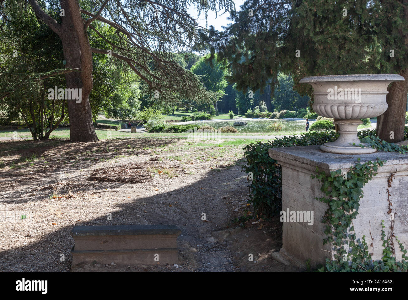 Pflanzmaschine auf Sockel und einem kleinen Teich in der Villa Borghese, Rom, Italien Stockfoto