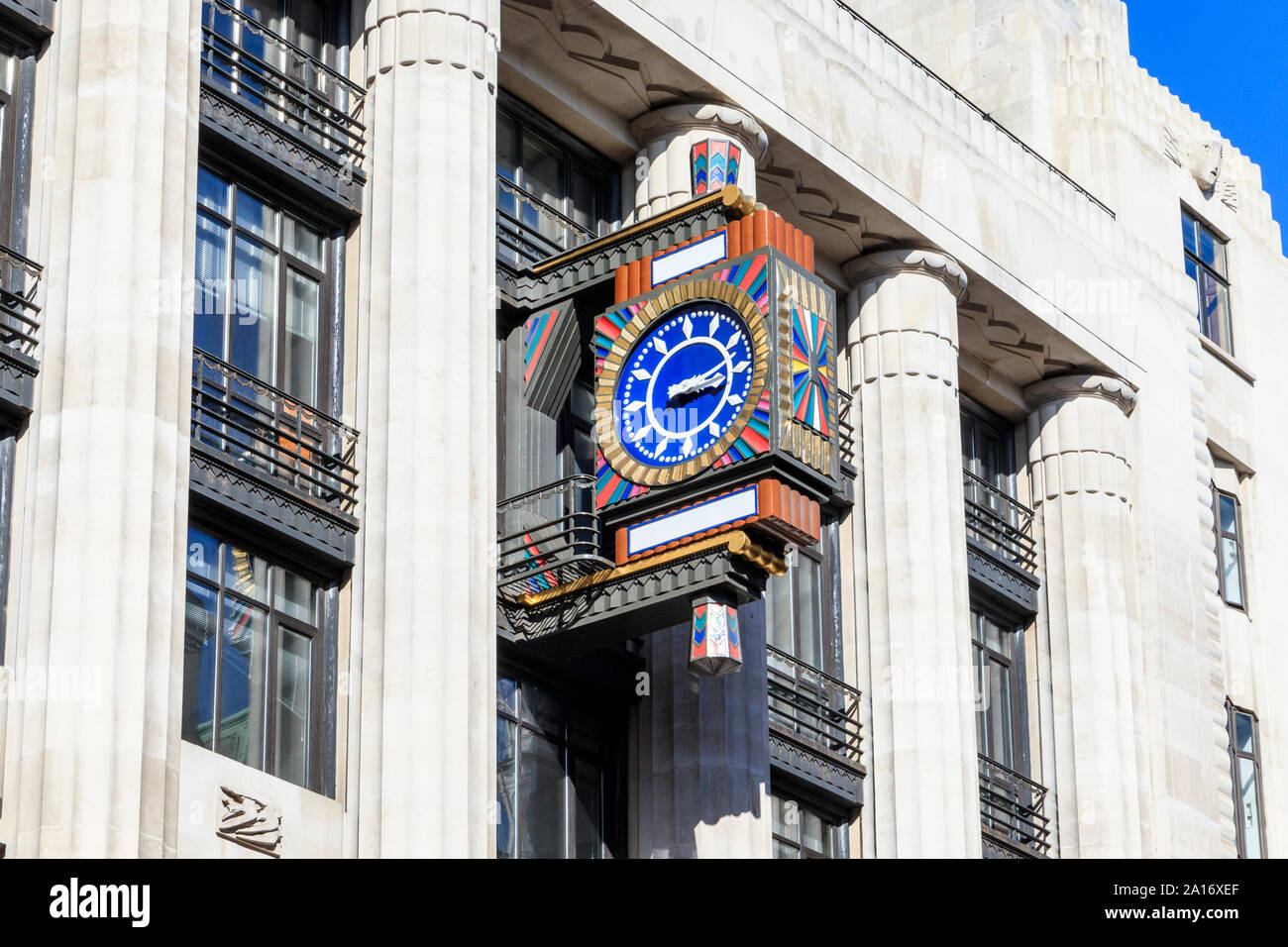 Reich verzierte Uhr auf der Art-déco-Gebäude Peterborough Court, einst die Heimat der Zeitung The Daily Telegraph, Fleet Street, London, UK Stockfoto