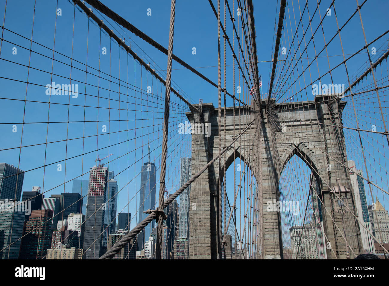 Detailansicht der Stahlkonstruktion der Brooklyn Bridge, im Hintergrund die Skyline mit One World Trade Center Stockfoto