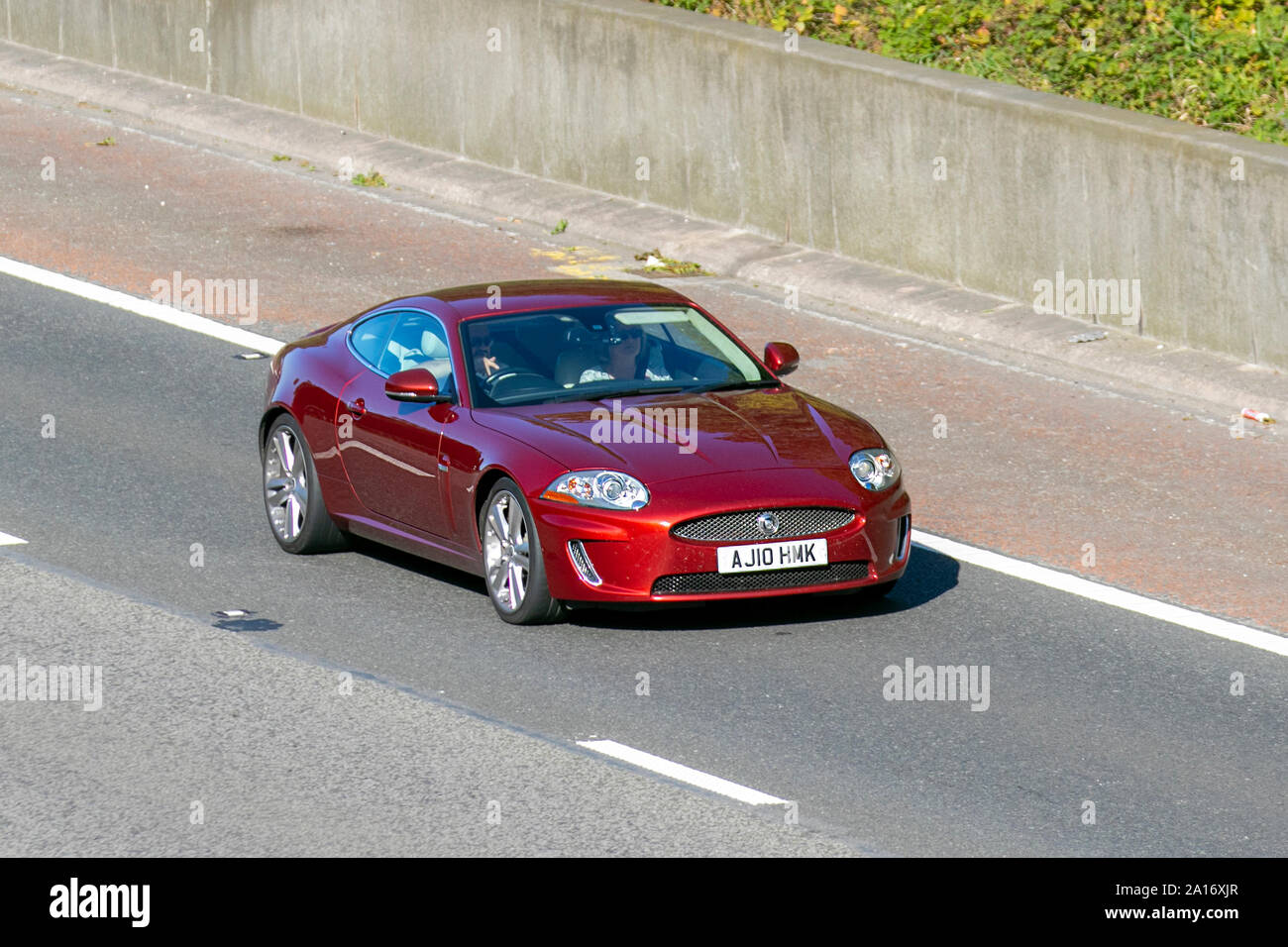 2010 Jaguar XK Portfolio Auto; Großbritannien Verkehr, Transport, moderne, Limousinen, Süd - auf die 3 spurige Autobahn M6 Autobahn gebunden. Stockfoto