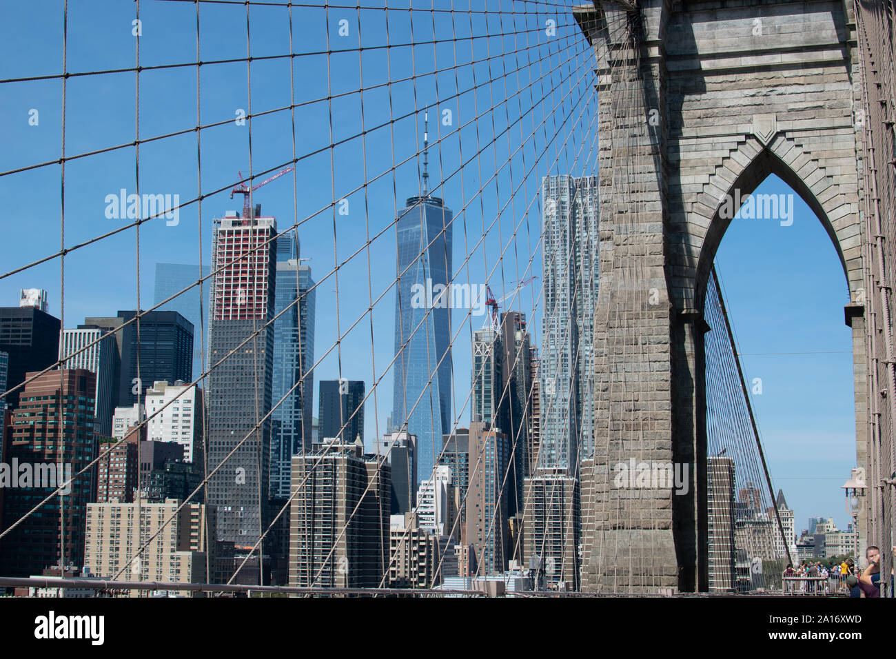 Detailansicht der Stahlkonstruktion der Brooklyn Bridge, im Hintergrund die Skyline mit One World Trade Center Stockfoto