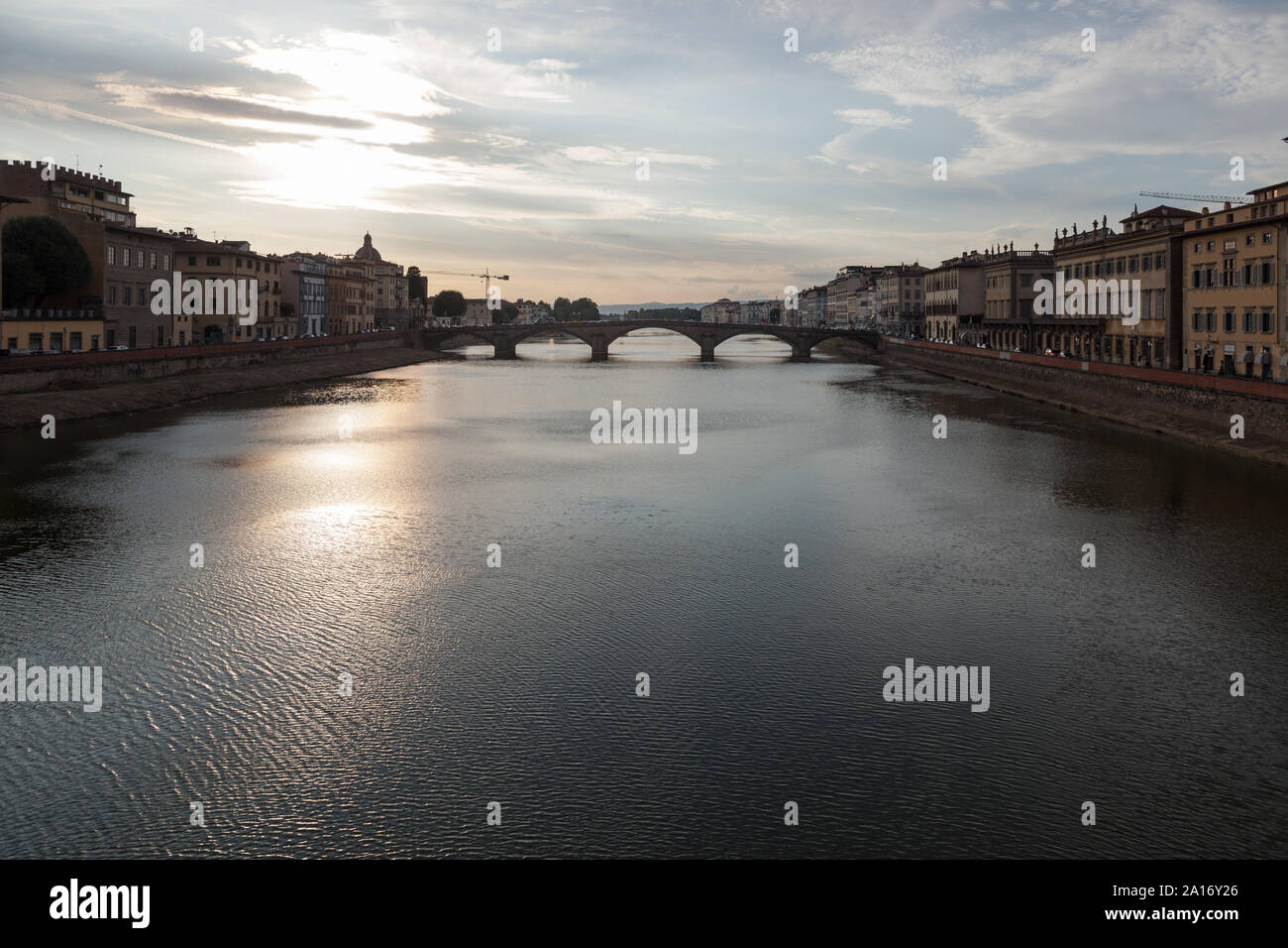 Arno, St. Dreifaltigkeit Brücke bei Dämmerung, Florenz, Italien Stockfoto