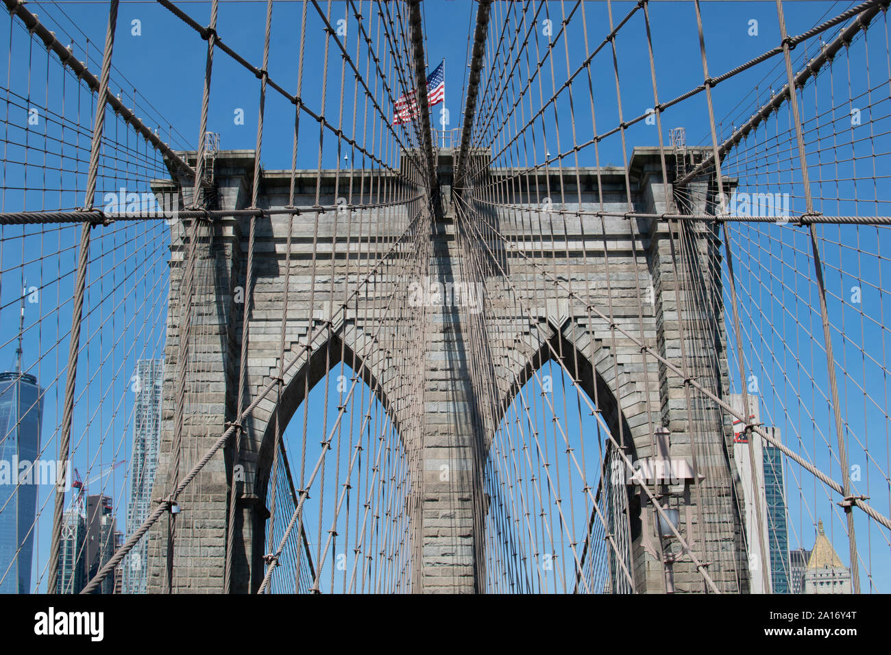 Detailansicht der Stahlkonstruktion der Brooklyn Bridge, im Hintergrund die Skyline mit One World Trade Center Stockfoto