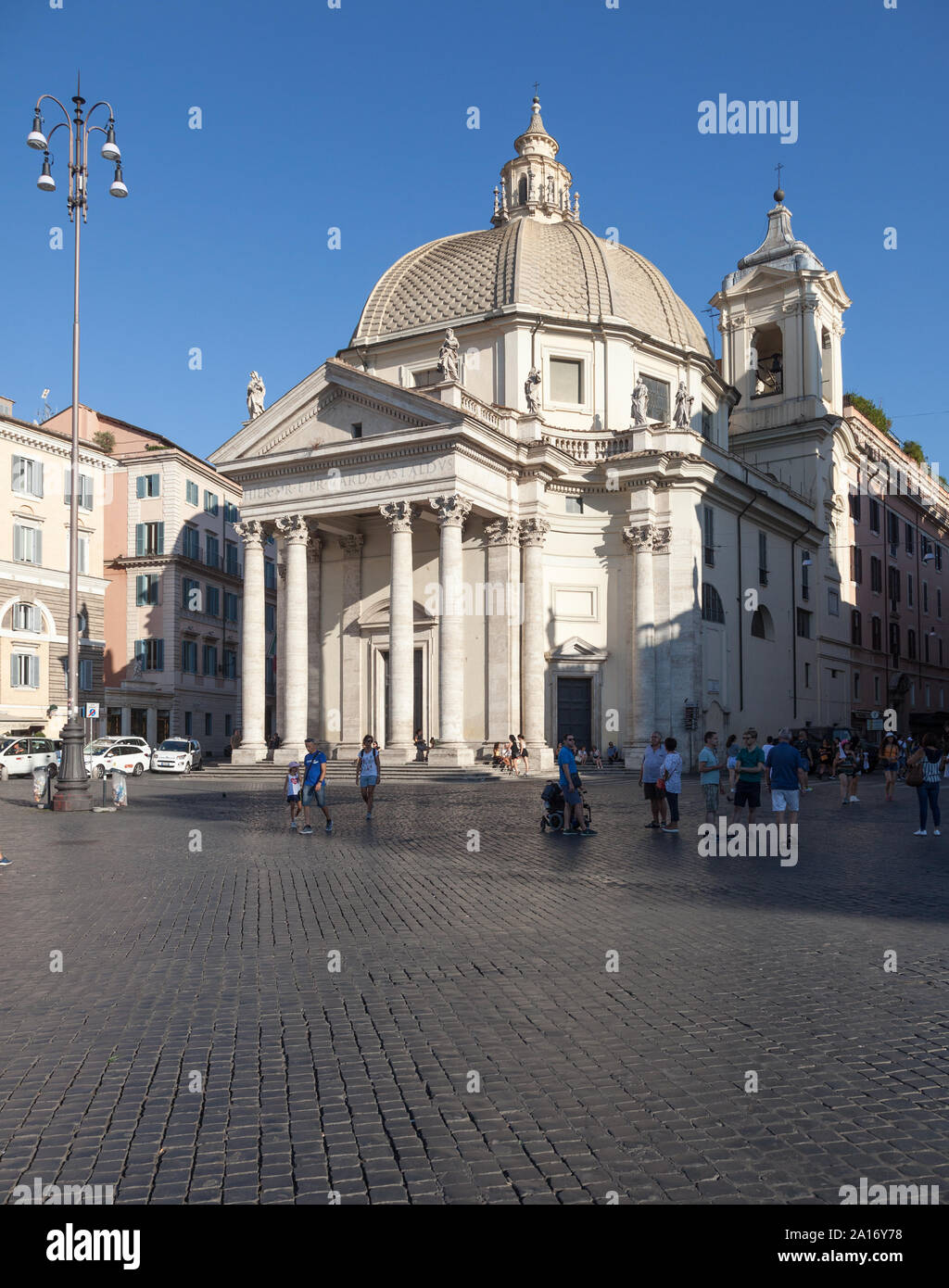 Kirche Santa Maria di Montesanto von der Piazza del Popolo. Auf der rechten Seite der Kirche ist die Via del Corso. Auf der linken Seite ist die Via del Babuino. Stockfoto