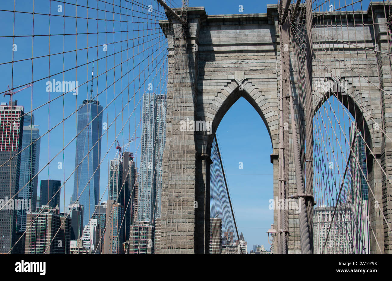 Detailansicht der Stahlkonstruktion der Brooklyn Bridge, im Hintergrund die Skyline mit One World Trade Center Stockfoto