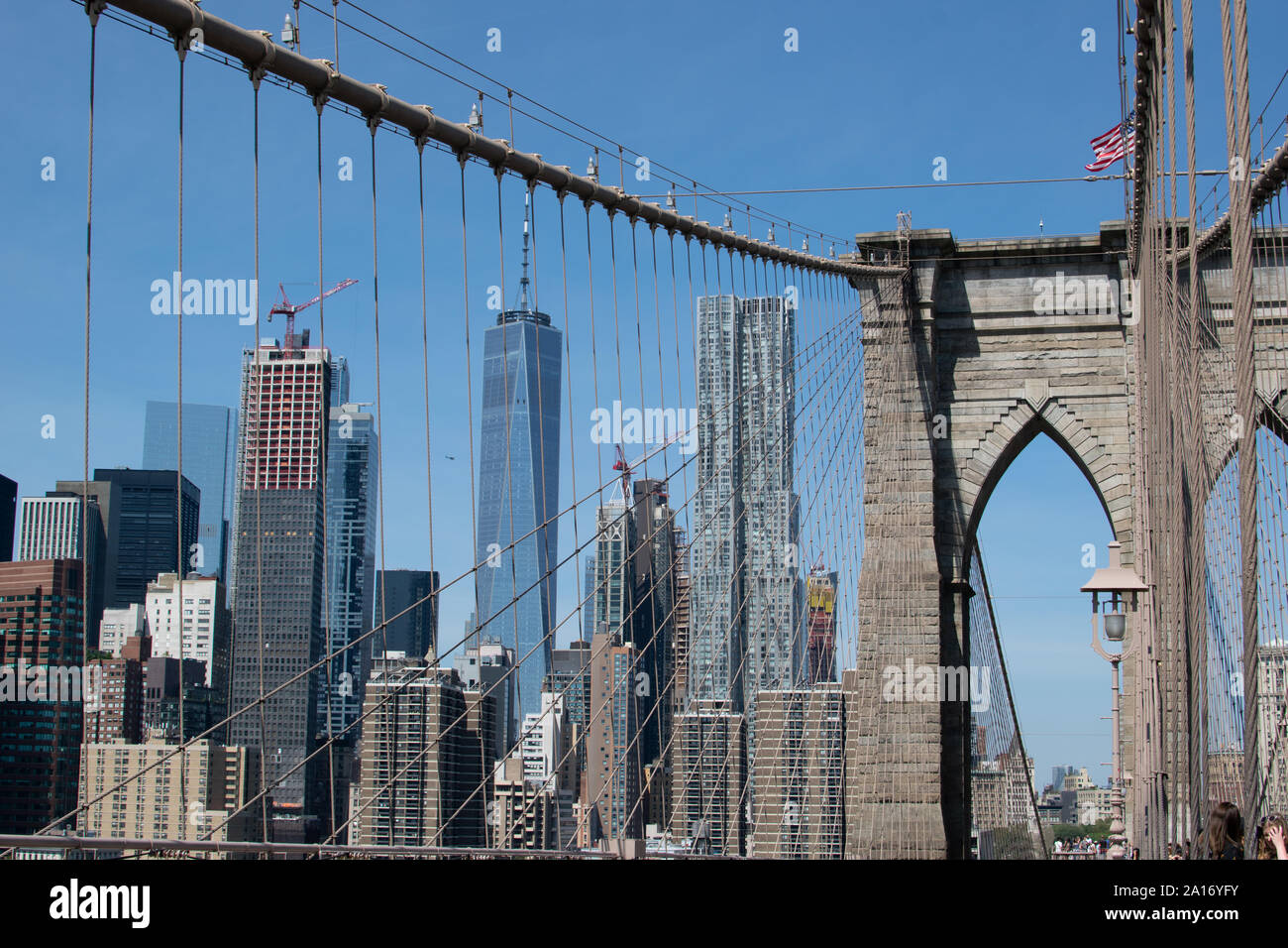 Detailansicht der Stahlkonstruktion der Brooklyn Bridge, im Hintergrund die Skyline mit One World Trade Center Stockfoto