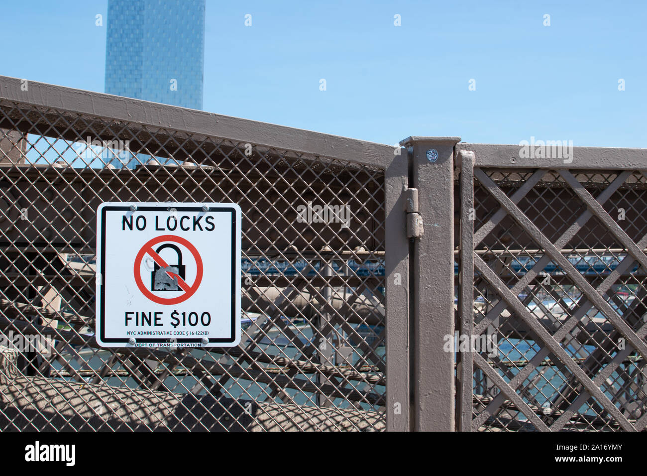 Es gibt einen $ 100 fein in New York für das Aufhängen von Sperren auf der Brooklyn Bridge. Hier ist das Zeichen, Brooklyn, Brücke, Manhattan, New York City, USA Stockfoto