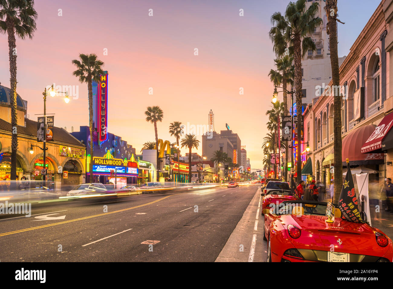 LOS ANGELES, Kalifornien - 1. MÄRZ 2016: der Verkehr auf dem Hollywood Boulevard der Dämmerung. Das Theaterviertel ist berühmte Touristenattraktion. Stockfoto